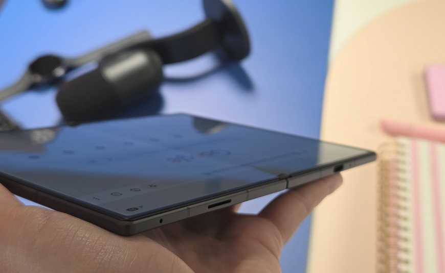 A je to venku! Tři nové skládačky Samsung s velkým překvapením: Galaxy Z Fold8 kompletně mění formát stran Detail na ohybovou rýhu u Samsungu Galaxy Z Fold8.