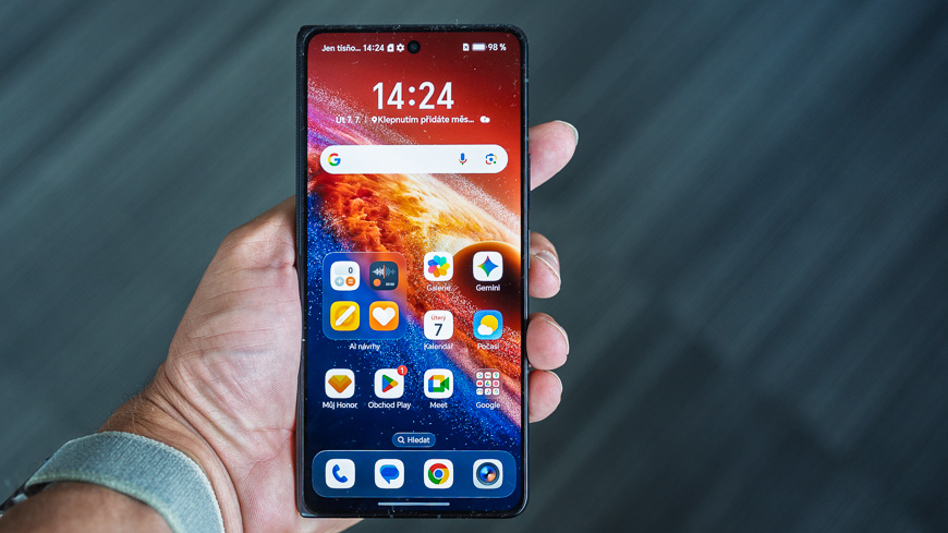 Recenze: Honor Magic V6 – Budoucnost skládaček v dokonale tenkém těle Honor Magic V6 ve složeném stavu
