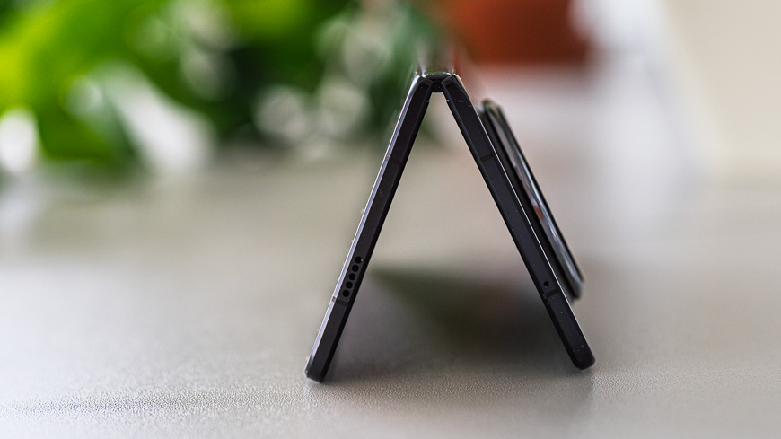 Recenze: Honor Magic V6 – Budoucnost skládaček v dokonale tenkém těle detail pantu telefonu Honor Magic V6