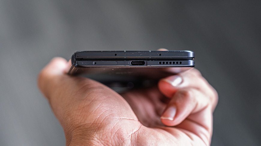 Recenze: Honor Magic V6 – Budoucnost skládaček v dokonale tenkém těle pohled na nabíjecí konektor telefonu Honor Magic V6