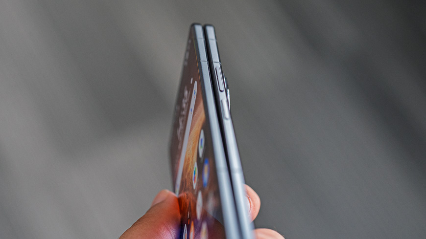Recenze: Honor Magic V6 – Budoucnost skládaček v dokonale tenkém těle pohled zboku na telefon Honor Magic V6