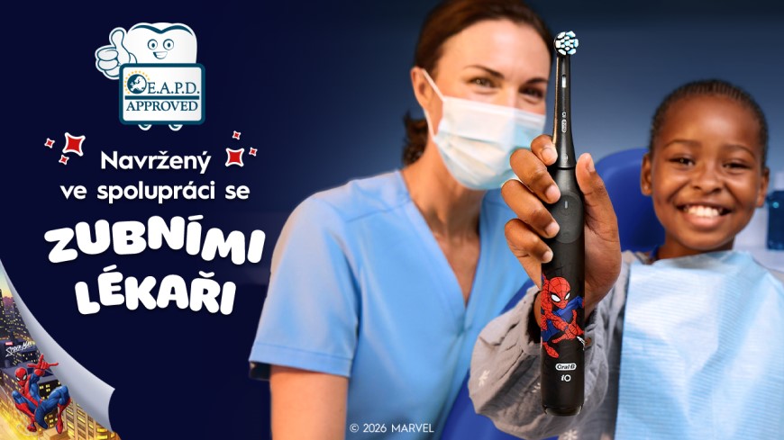 Chlapec drží dětský elektrický kartáček Oral-B iO Kids