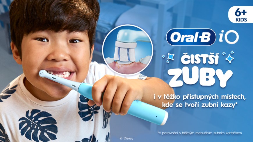 Chlapeček si čistí zuby s dětským elektrickým kartáčkem Oral-B iO Kids 