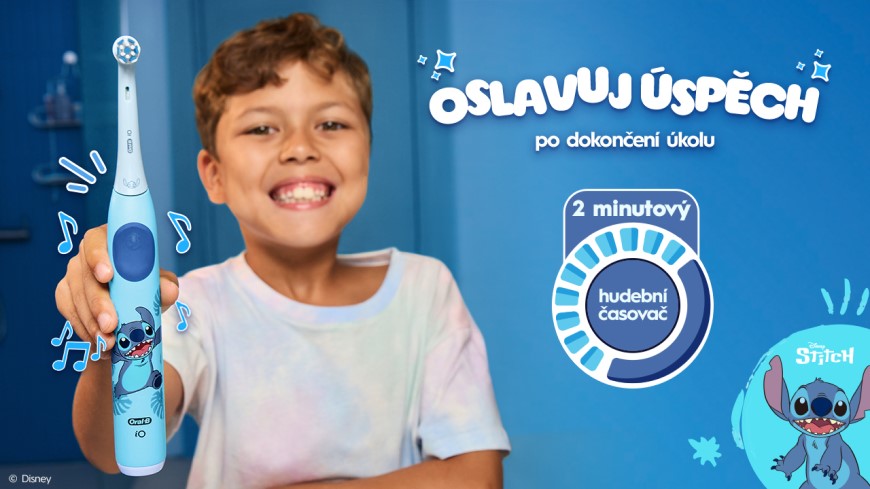 Chlapec drží kartáček Oral-B iO Kids, který hraje hudbu při čištění zubů