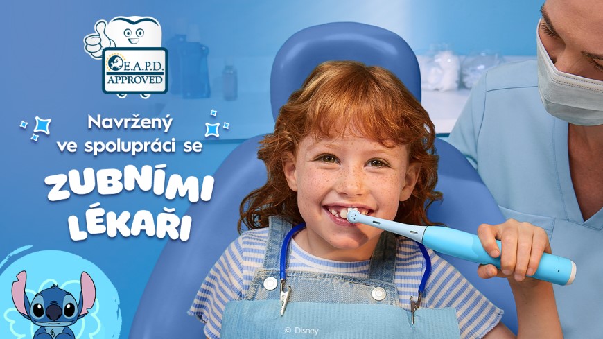 Holčička si čistí zuby Oral-B iO Kids, který je navržený ve spoupráci se zubními lékaři