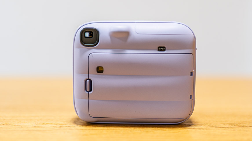 Recenze: Fujifilm instax Mini 13 – Instantní fotoaparát, který promění vzpomínky ve skutečné fotografie fialový instax Mini 13 zezadu
