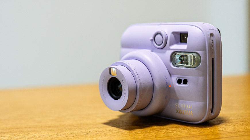 Recenze: Fujifilm instax Mini 13 – Instantní fotoaparát, který promění vzpomínky ve skutečné fotografie fialový instax mini 13