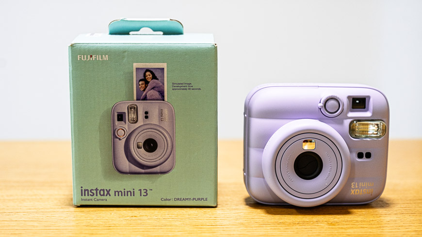 Recenze: Fujifilm instax Mini 13 – Instantní fotoaparát, který promění vzpomínky ve skutečné fotografie zelená krabička a fialový instax Mini 13