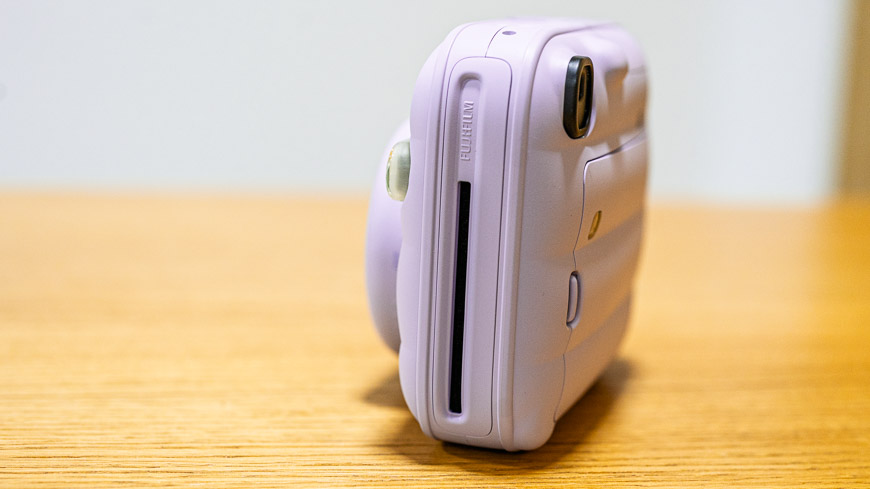 Recenze: Fujifilm instax Mini 13 – Instantní fotoaparát, který promění vzpomínky ve skutečné fotografie fialový instax Mini 13 zboku