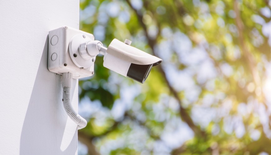 Jak připojit IP kameru: Průvodce krok za krokem připojením přes Wi-Fi i kabel IP kamera umístěná na domu a sledující okolí