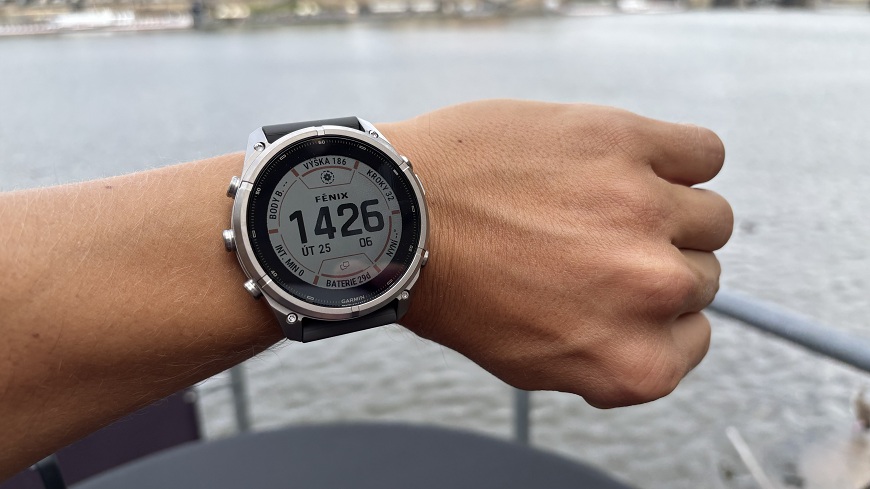 Garmin Fenix 9 na mužském zápěstí