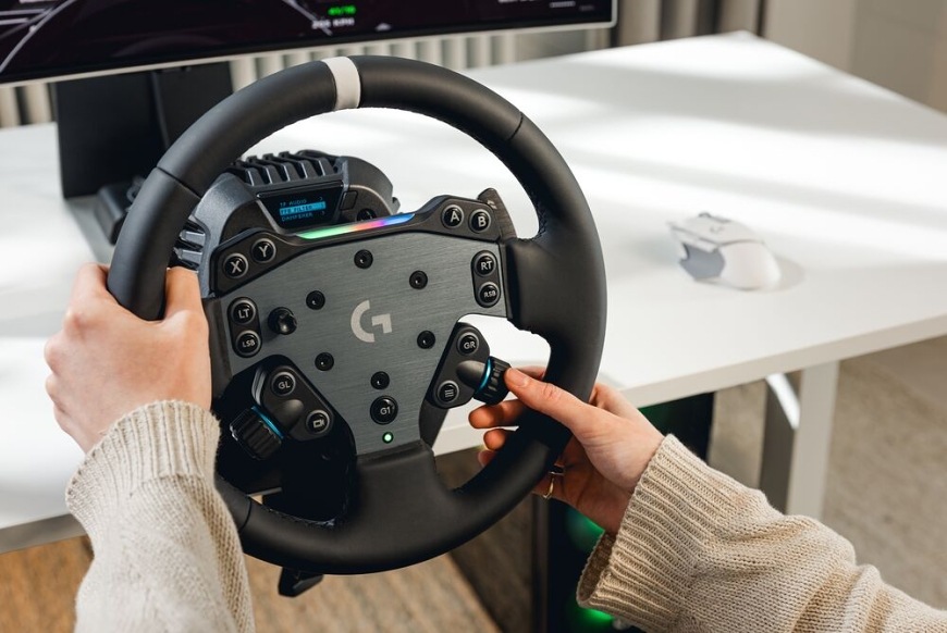 Přijďte si vyzkoušet špičkové herní vybavení v herní zóně DATART XP ve Zlíně Osoba ovládající černý volant.