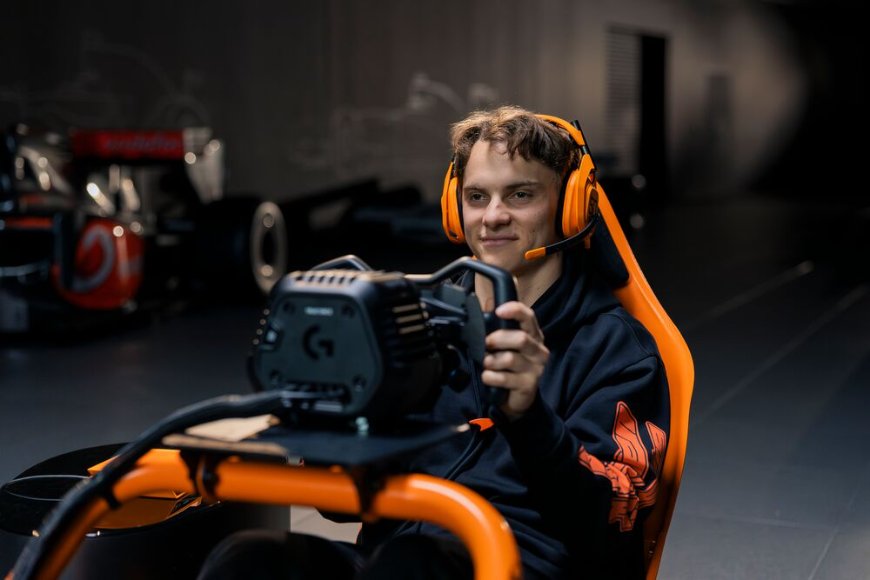 Přijďte si vyzkoušet špičkové herní vybavení v herní zóně DATART XP ve Zlíně Mladý muž ovládající závodní simulátor.