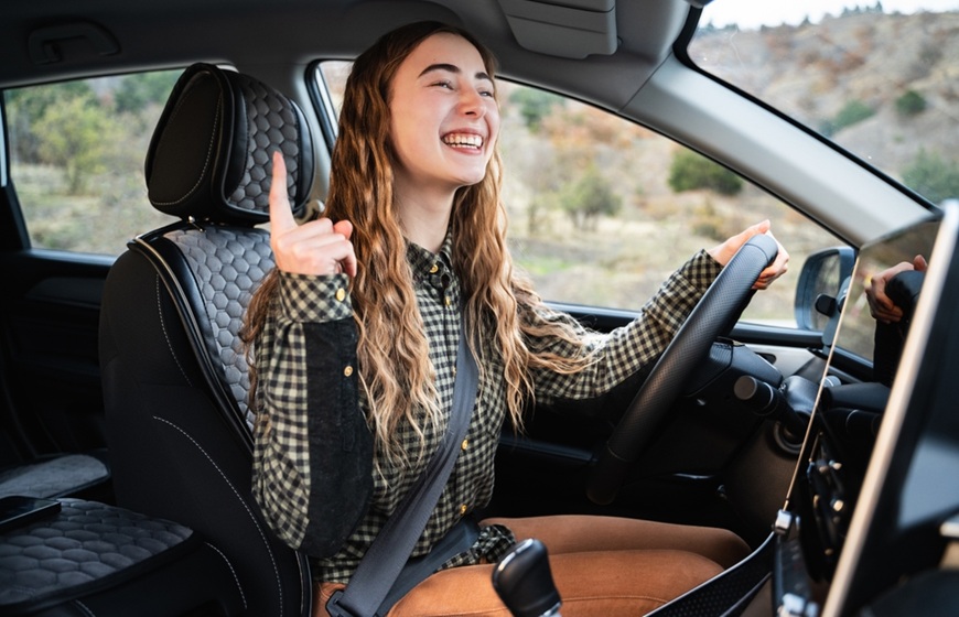 Jak vybrat autorádio? žena řídí auto a poslouchá autorádio