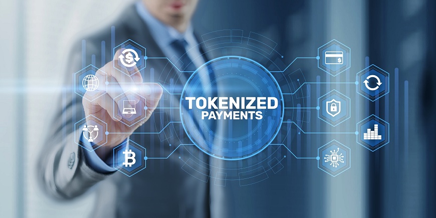 Jak platit mobilním telefonem? Muž má před sebou digitálně vytvořené ikony pro Tokenized Payments.