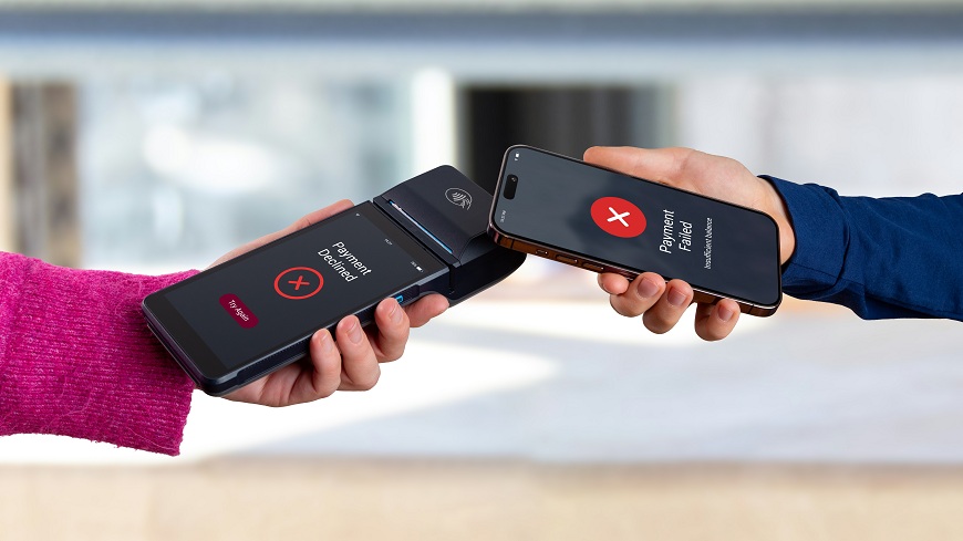 Jak platit mobilním telefonem? Vlevo žena drží v ruce terminál a vpravo k němu přikládá muž mobilní telefon. Na obou zařízeních je sdělení o zamítnutí platby.