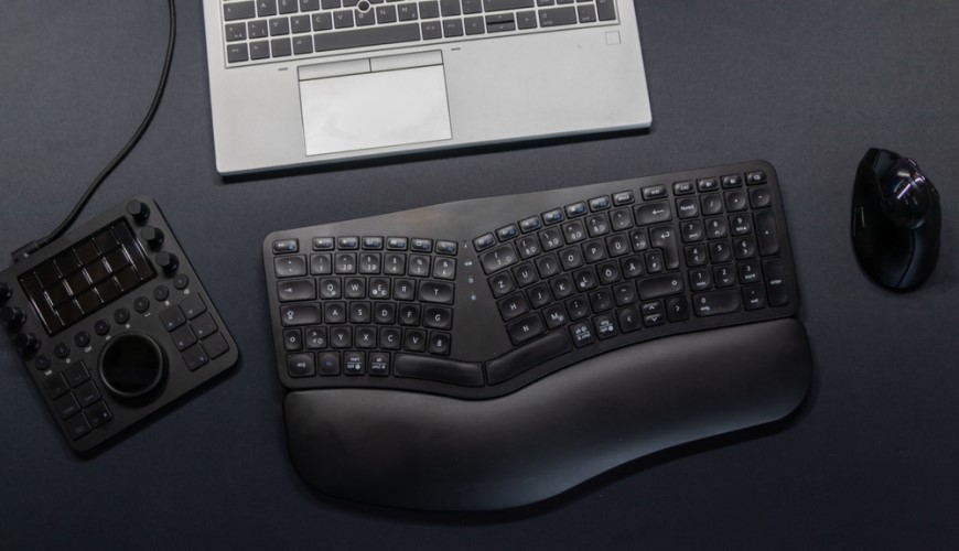 Jak vybrat klávesnici? Ergonomická klávesnice, v pozadí se nechází notebook