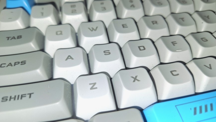 Jak vybrat klávesnici? Detailnější záběr na vystouplé klávesy klávesnice