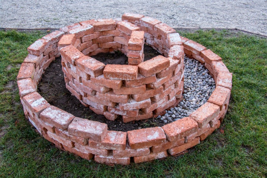 Jak vytvořit bylinkovou spirálu: voňavý kousek zahrady, který ušetří místo Spirála vystavěná z cihel.