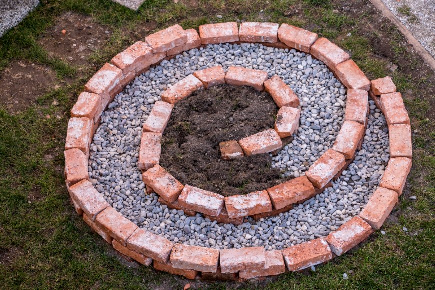 Jak vytvořit bylinkovou spirálu: voňavý kousek zahrady, který ušetří místo Spodní vrstva bylinkové spirály vysypaná štěrkem.
