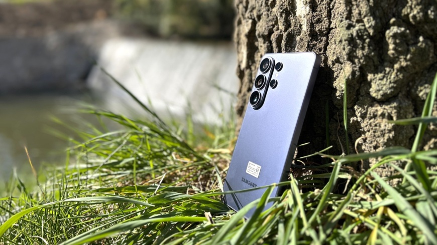 Zaostřeno na TOP 5 fotomobilů současnosti: Se kterým se nejvíc blýsknete? Samsung Galaxy S26 Ultra ze zadní strany focený u stromu
