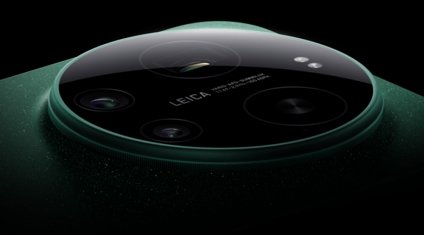 Zaostřeno na TOP 5 fotomobilů současnosti: Se kterým se nejvíc blýsknete? Xiaomi 17 Ultra ve smaragdově zeleném provedení s detailním záběrem na fotoaparát