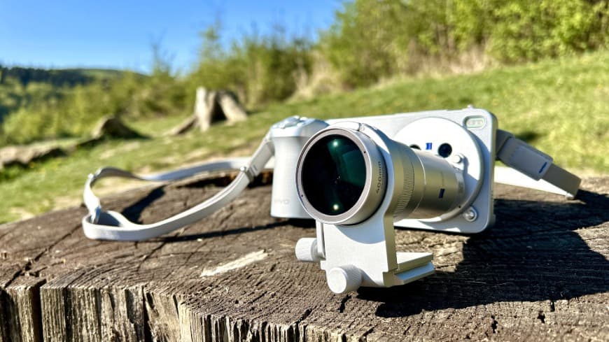 Zaostřeno na TOP 5 fotomobilů současnosti: Se kterým se nejvíc blýsknete? vivo X300 Ultra a photographer kit focen na pařezu v přírodě