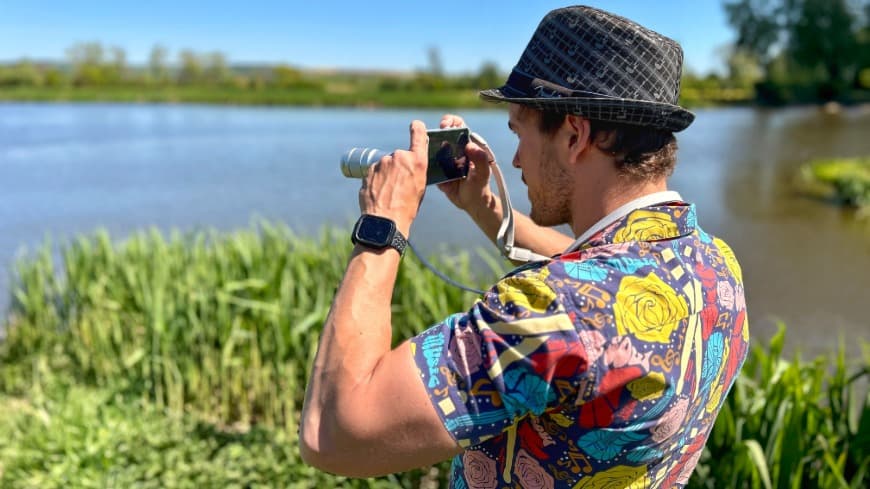 Zaostřeno na TOP 5 fotomobilů současnosti: Se kterým se nejvíc blýsknete? Mladý muž fotí rybník na vivo X300 Ultra