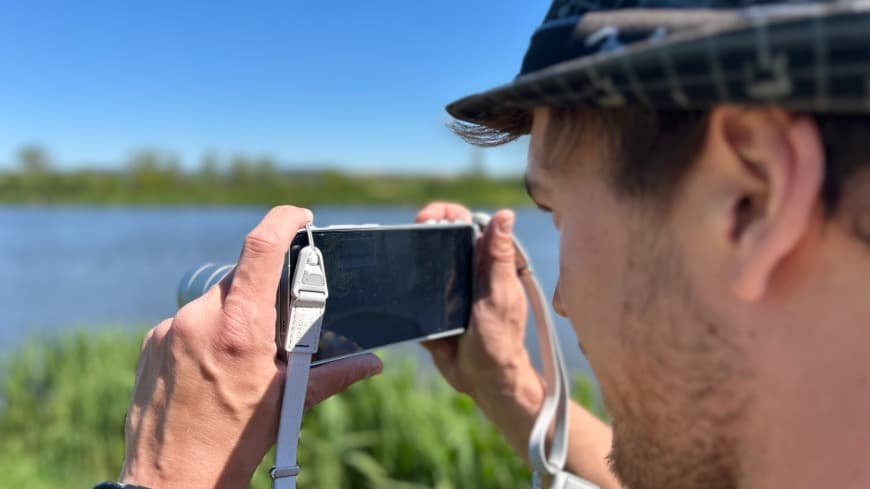 Zaostřeno na TOP 5 fotomobilů současnosti: Se kterým se nejvíc blýsknete? Mladý muž fotí rybník na vivo X300 Ultra
