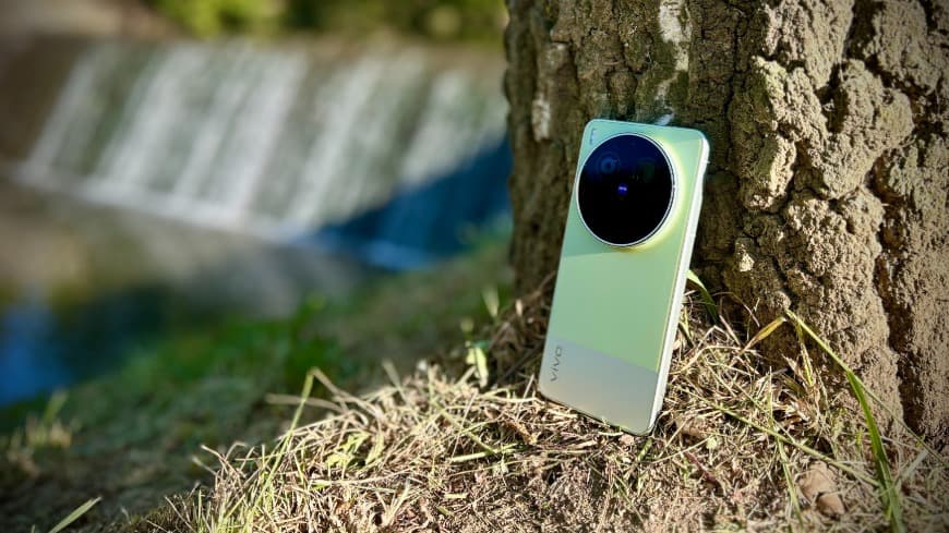 Zaostřeno na TOP 5 fotomobilů současnosti: Se kterým se nejvíc blýsknete? vivo X300 Ultra opřený o strom