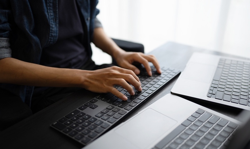Jak dát notebook do továrního nastavení? Zvládnete to sami bez servisu detail rukou na klávesnici a dvou notebooků