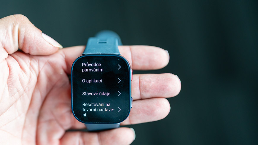 detail hodinek Amazfit Bip Max položených na prstech