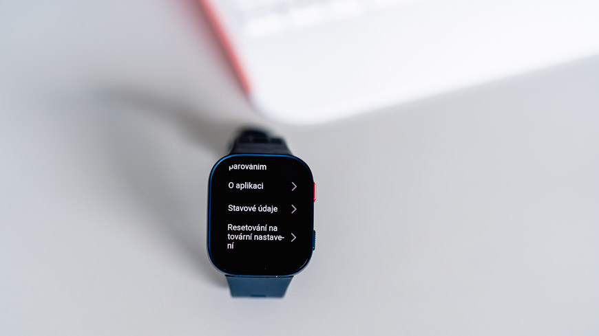 hodinky Amazfit Max Bip Max položené na bílém stole