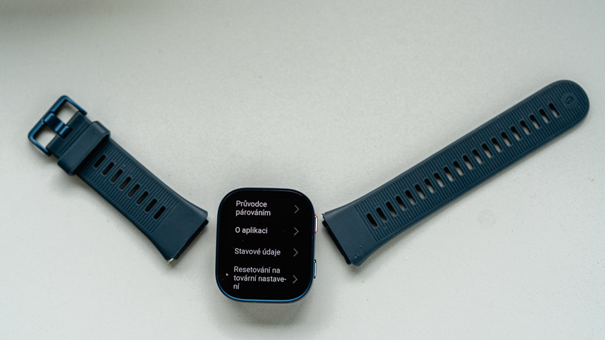 hodinky Amazfit Bip Max s náramkem položeným vedle těla hodinek