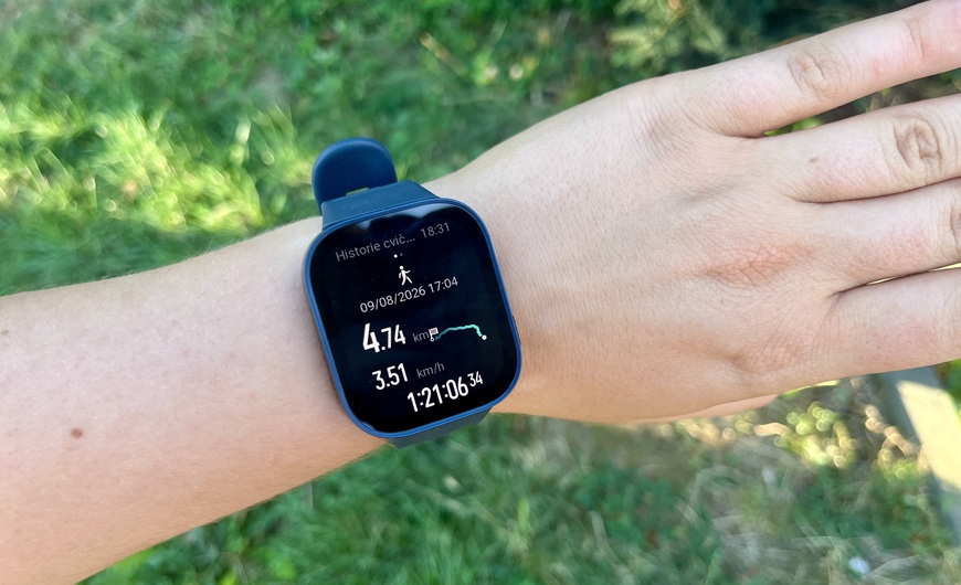 hodinky Amazfit Bip Max na ruce recenzentky