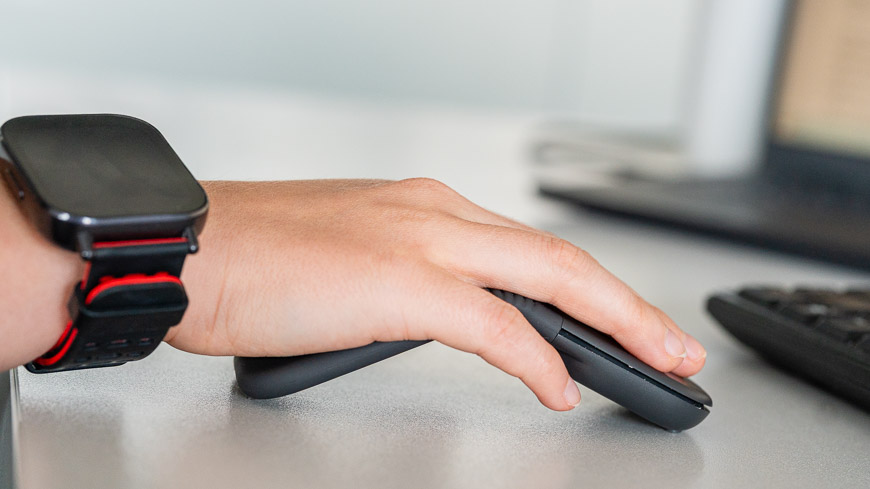 Recenze: Logitech Mobi Fold – Myš, kterou složíte a schováte do kapsy detail ruky používající skládací myš Logitech Mobi Fold