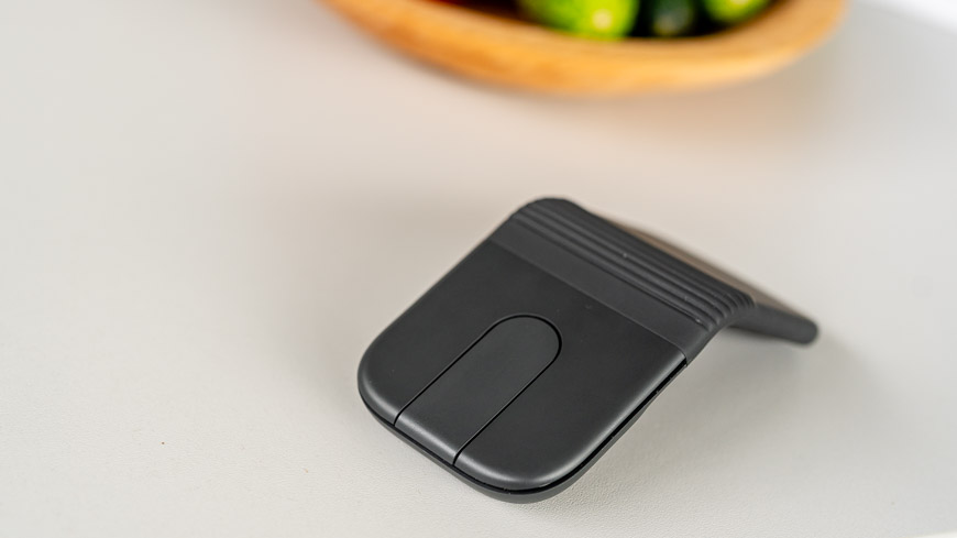 Recenze: Logitech Mobi Fold – Myš, kterou složíte a schováte do kapsy ohebná myš Logitech Mobi Fold položená na stole