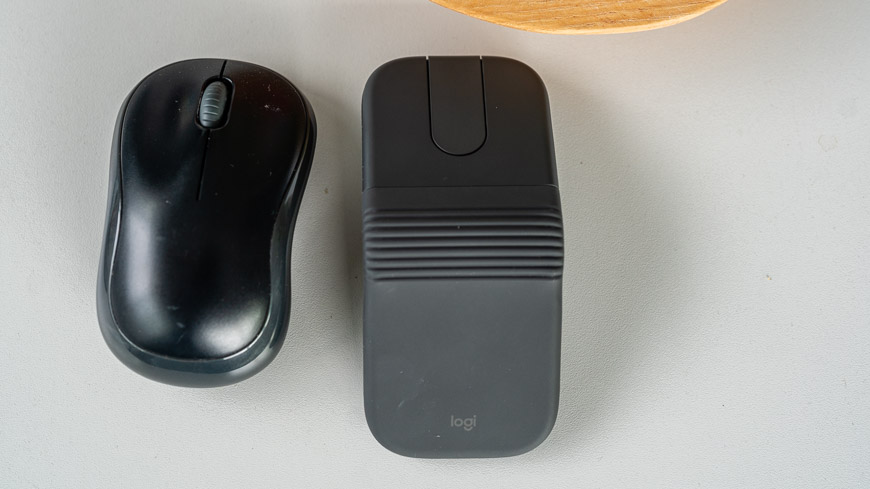 Recenze: Logitech Mobi Fold – Myš, kterou složíte a schováte do kapsy skládací myš Logitech Mobi Fold položená vedle klasické myši