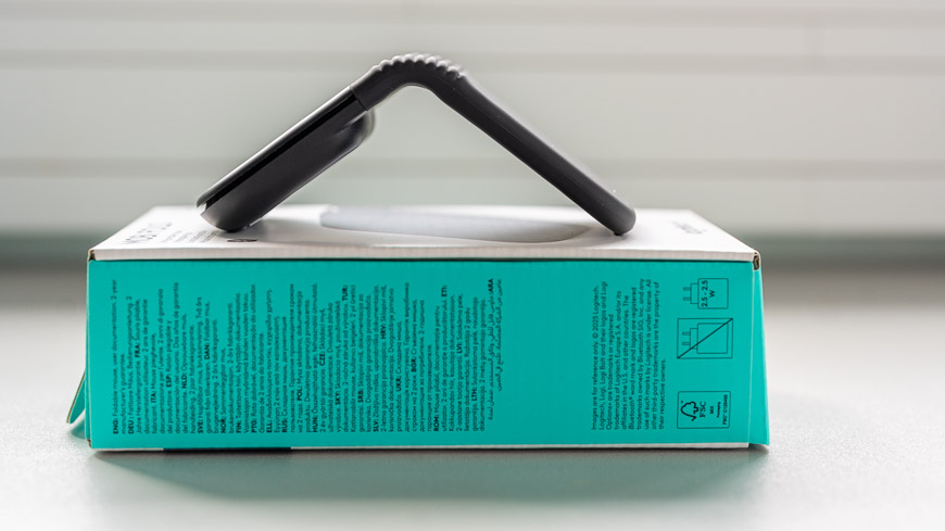 Recenze: Logitech Mobi Fold – Myš, kterou složíte a schováte do kapsy pohled zboku na myš Logitech Mobi Fold položenou na krabičce