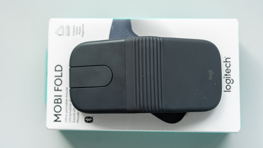 Recenze: Logitech Mobi Fold – Myš, kterou složíte a schováte do kapsy skládací myš Logitech Mobi Fold položená na krabičce