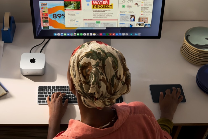 Nové Mac mini a Mac Studio jsou tady. Apple sází na obří výkon i AI pohled na ženu pracující u Apple Mac mini