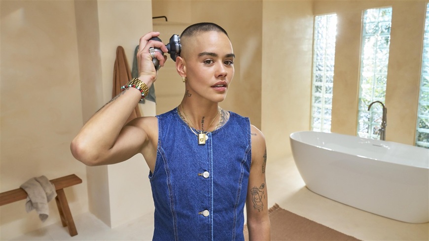 Přišel čas na výměnu strojku. Nový Philips Head Pro Series 7000 si po sobě i posbírá vlasy! dívka si holí hlavu pomocí strojku Philips Head Pro Series 7000