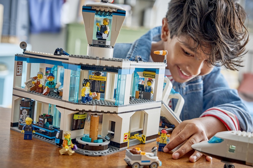 Chlapec si hraje se stavebnicí LEGO CITY