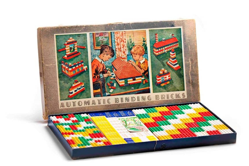V roce 1949 jsou uvedeny na trh kostky Automatic Binding Bricks.