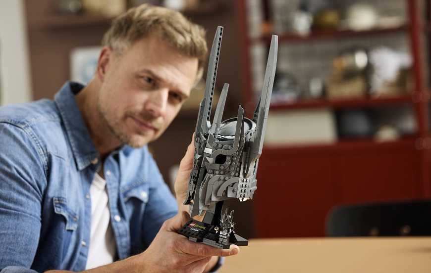 Muž staví stavebnici LEGO – Sauronova přilba.