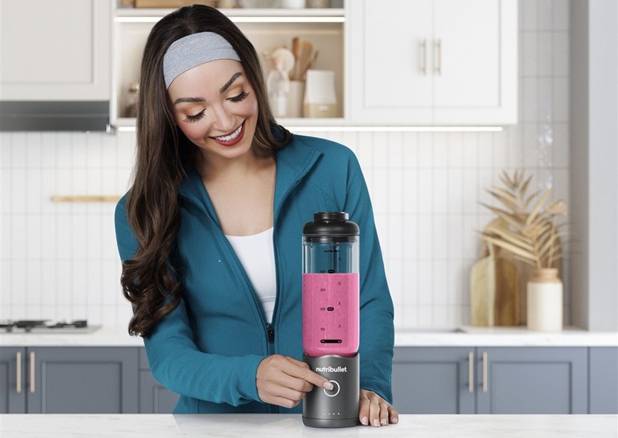 Nová éra mixování „To go“: bezdrátové mixéry nutribullet Flex žena ve sportovním oblečení si připravuje smoothie v mixéru nutribullet NBP013OR