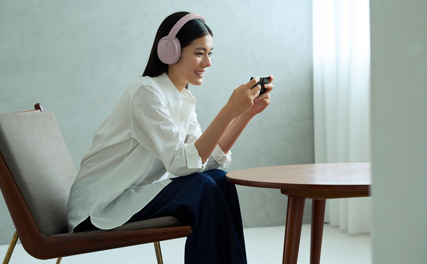 Sony představuje nová sluchátka. Kombinují styl, pohodlí, ANC, dlouhou výdrž a kvalitní zvuk v moderním designu Žena sleduje něco na mobilu a na uších má sluchátka Sony.