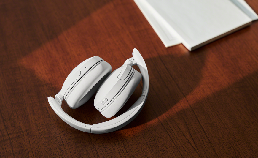 Sony představuje nová sluchátka. Kombinují styl, pohodlí, ANC, dlouhou výdrž a kvalitní zvuk v moderním designu Složená sluchátka Sony na stole.