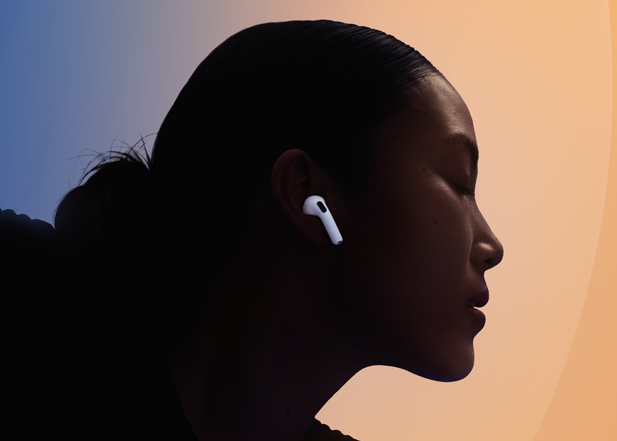 dívka s AirPods 5 v uších