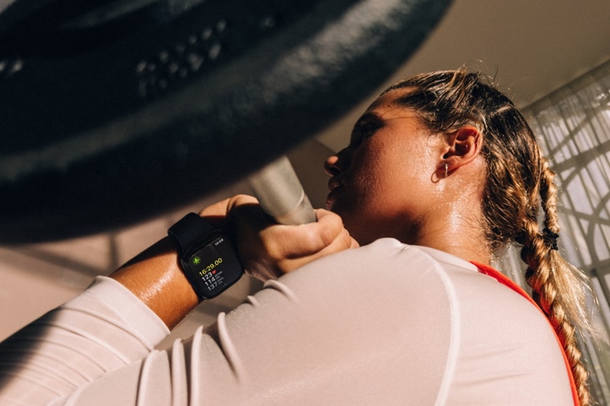 dívka má na ruce Apple Watch Series 12